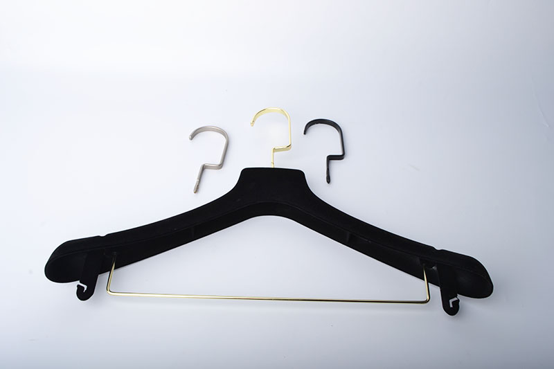Flocked velvet hangers with or without logos-stock size